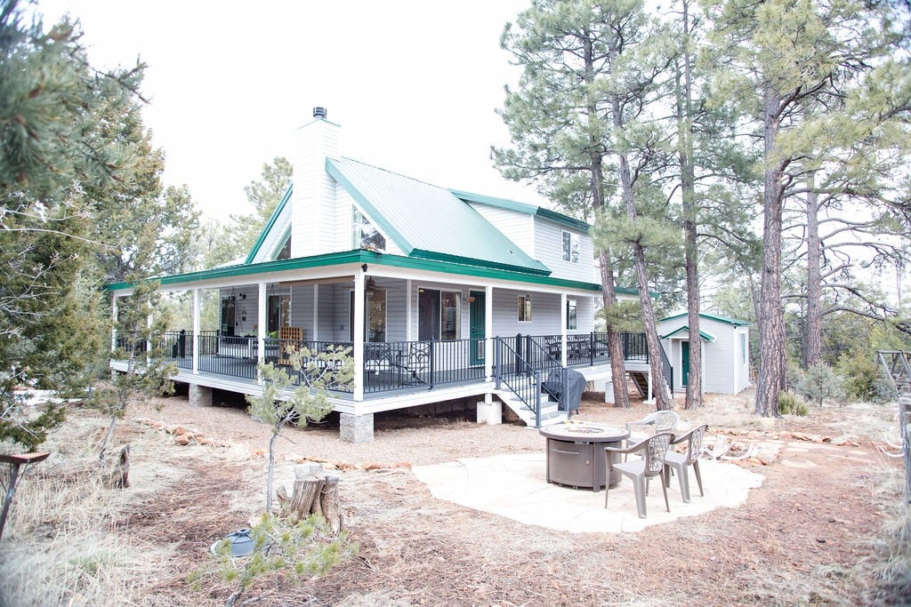 Game room, Private Li’l cabin & Porch swing!