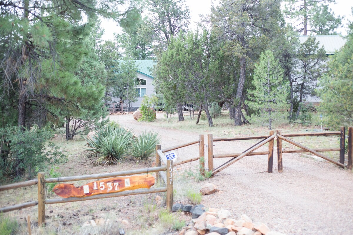 Game room, Private Li’l cabin & Porch swing!