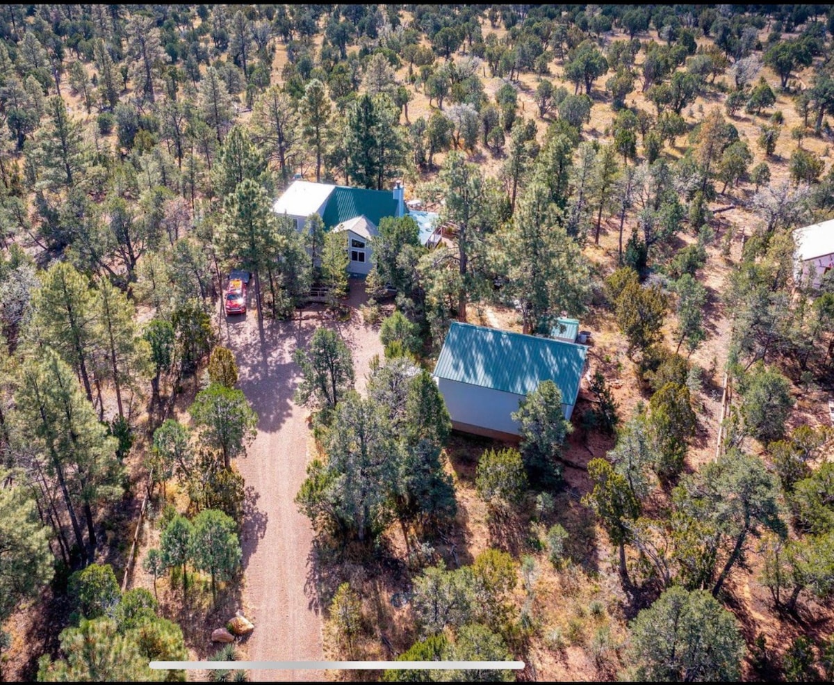 Game room, Private Li’l cabin & Porch swing!