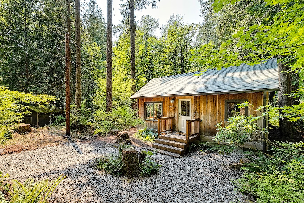 Wy 'east温馨雪松小屋，带热水浴缸，有火坑