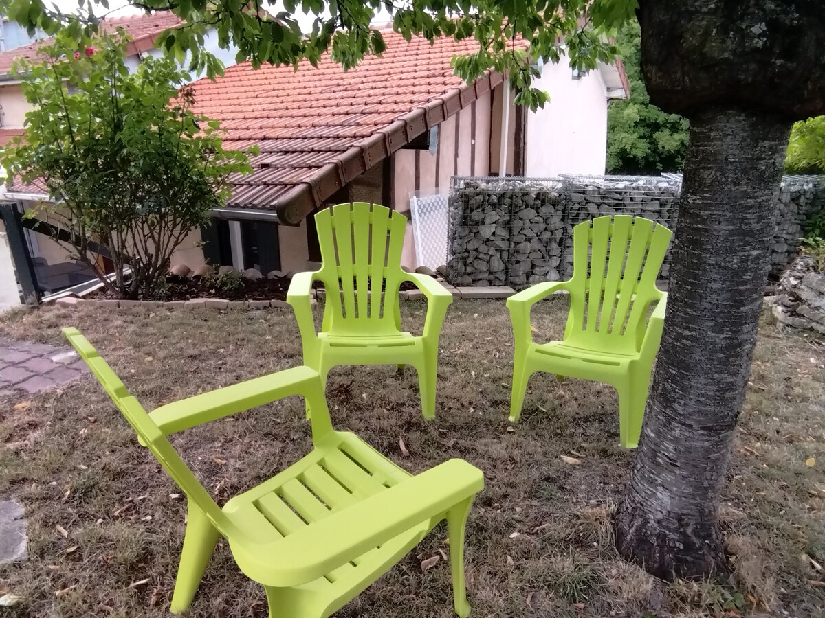 Maison cosy avec jardin fleuri et privatif.