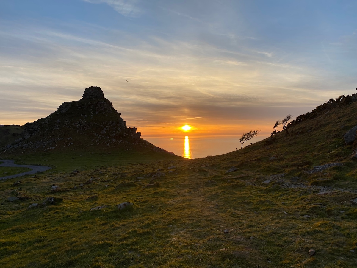 Cosy two bed cottage with Exmoor and sea views.