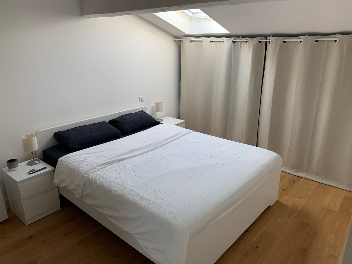90平方米+露台20平方米
2间卧室、2个卫生间、空调