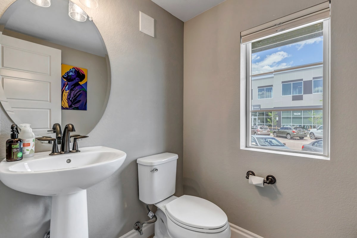 Beautiful modern townhome with onsite parking