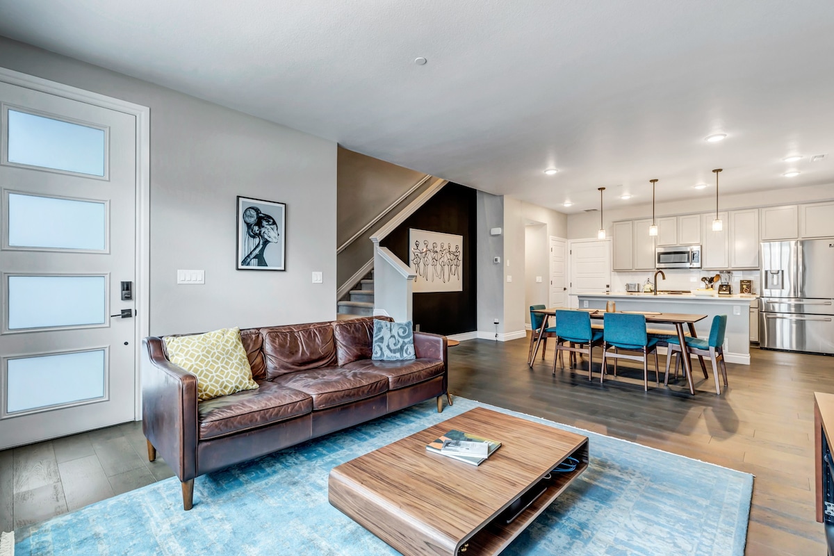 Beautiful modern townhome with onsite parking