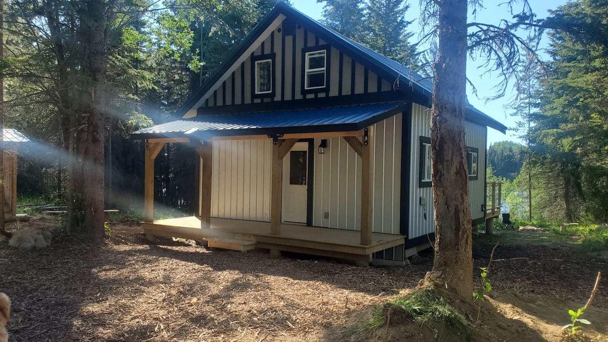 Beautiful private lakefront cabin
