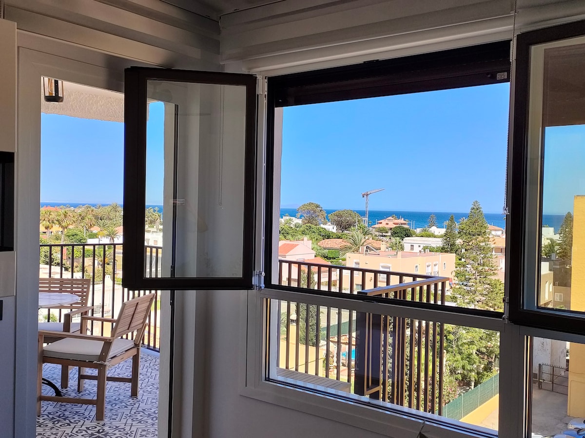 Precioso apartamento con piscina y vistas al mar.