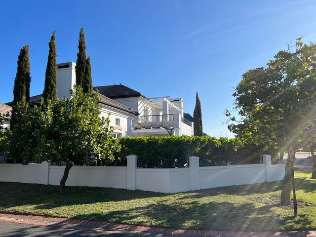 Val De Vie Winelands Lifestyle Estate的民宿