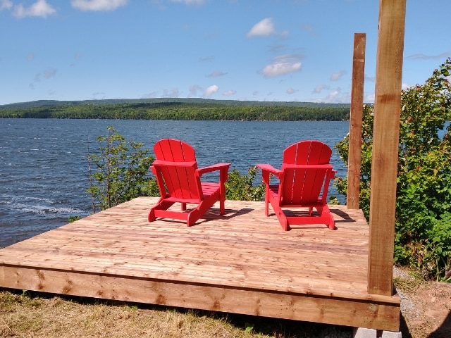 Lakefront cottage with hot tub 2Br