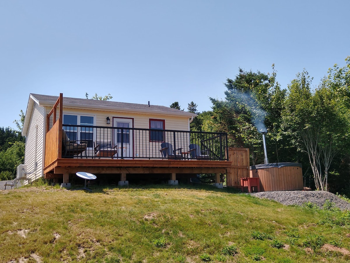 Lakefront cottage with hot tub 2Br