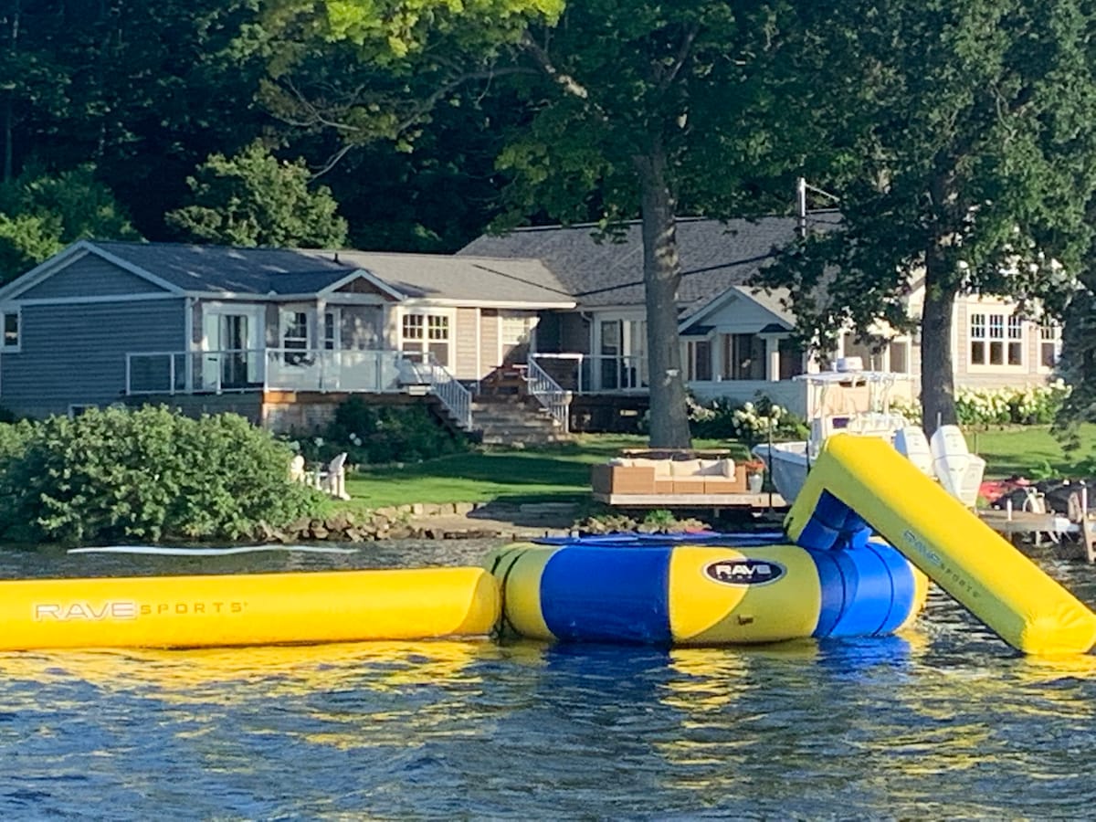 Rideau Lake cottage with hot tub & sunsets