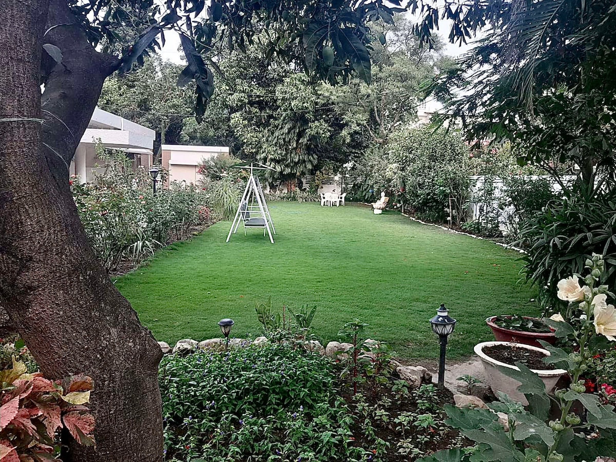 位于德黑兰郁郁葱葱的绿地中的风景优美的1BHK/家
