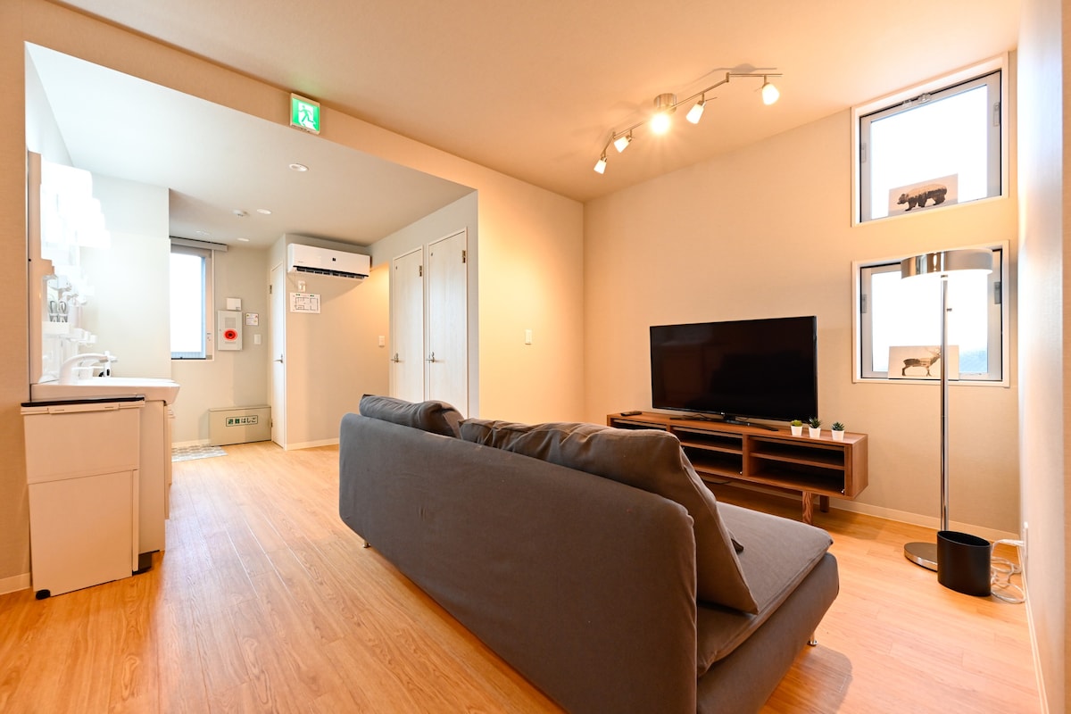 【AZUMA SEE②】观光交通良好。北欧家具和双人大床，舒适的6人房间。
