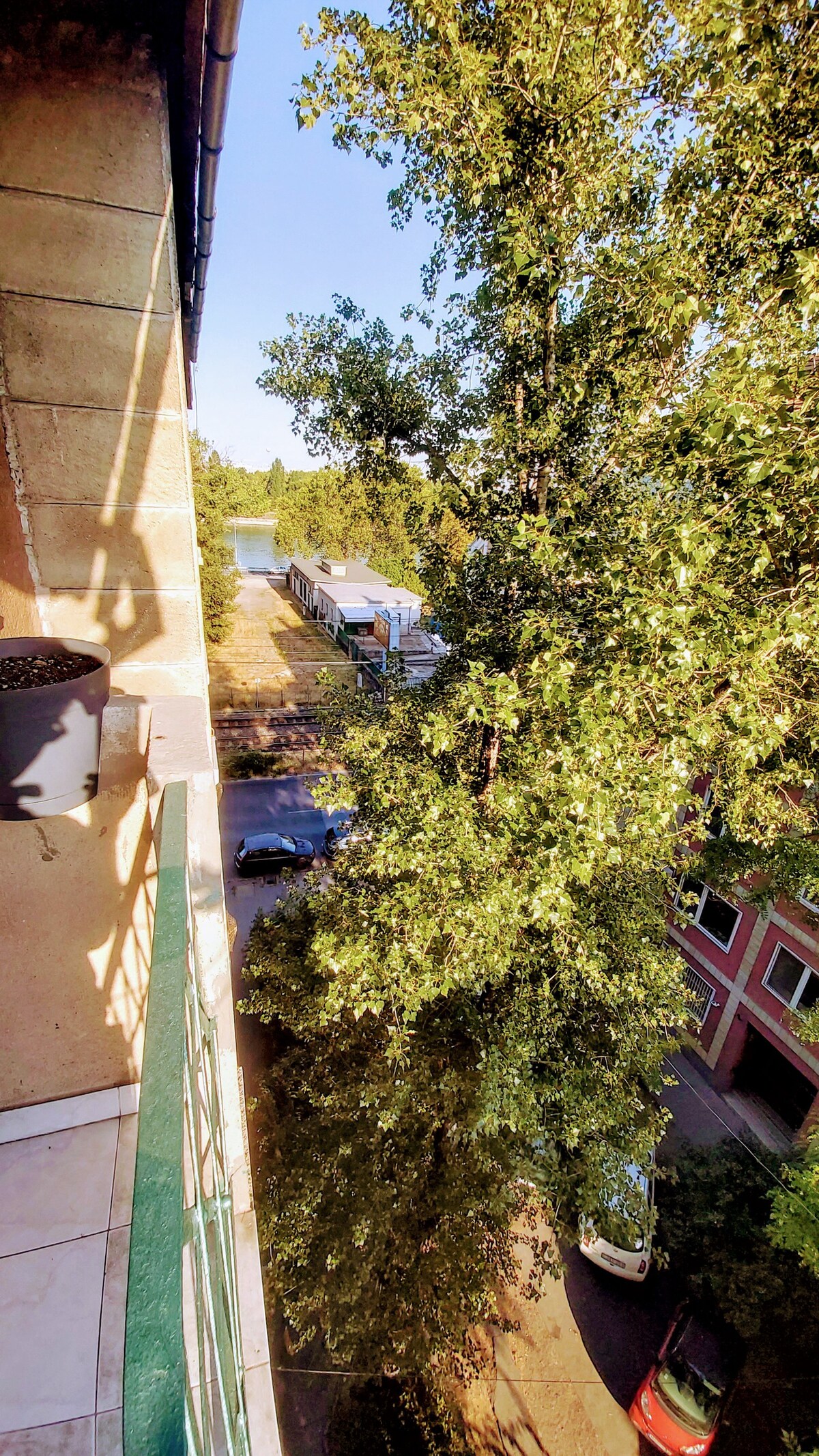 多瑙河畔宽敞的公寓，带车库和阳台