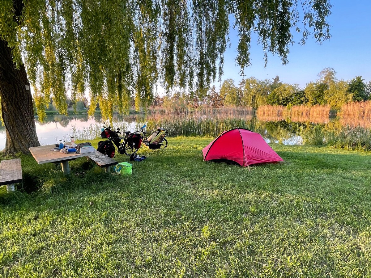 Emplacement camping 6 personnes, 2 tentes