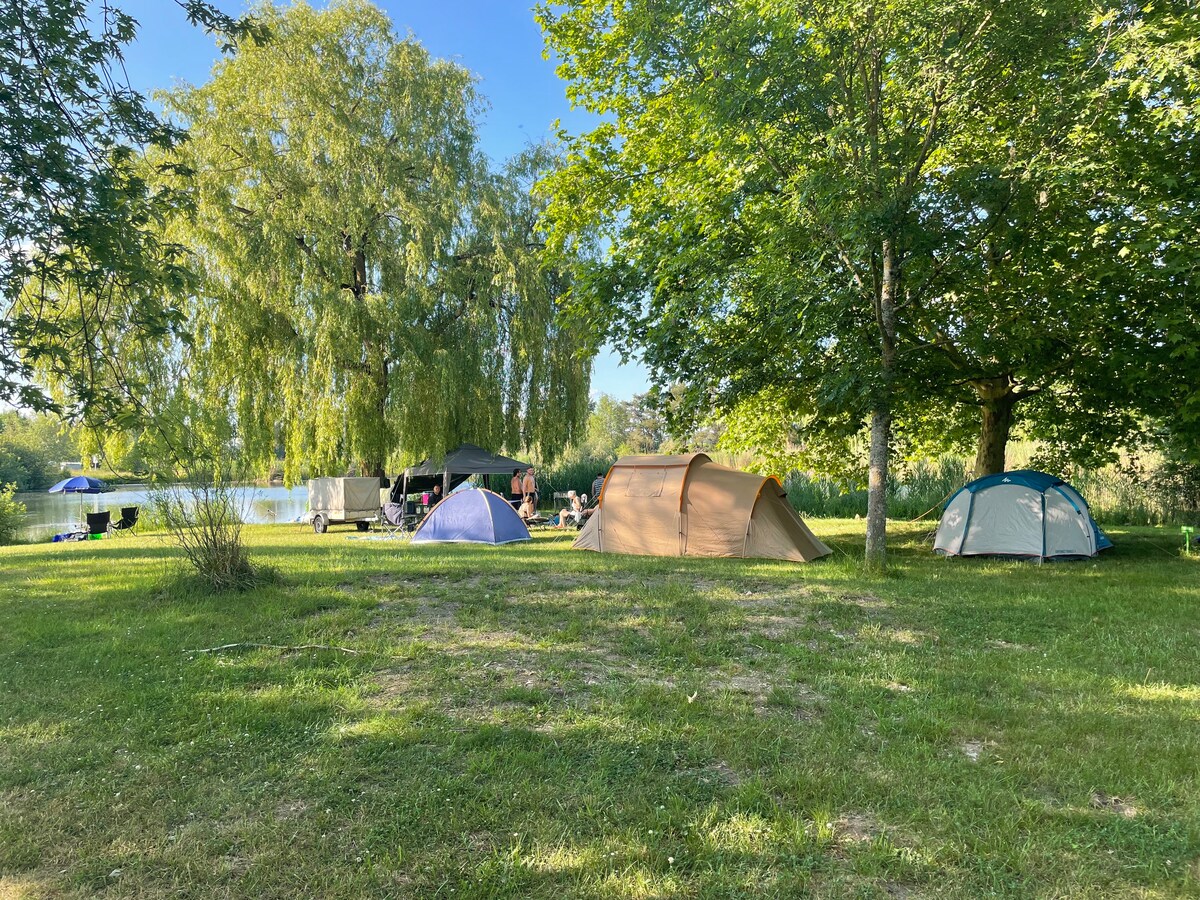 Emplacement camping 6 personnes, 2 tentes