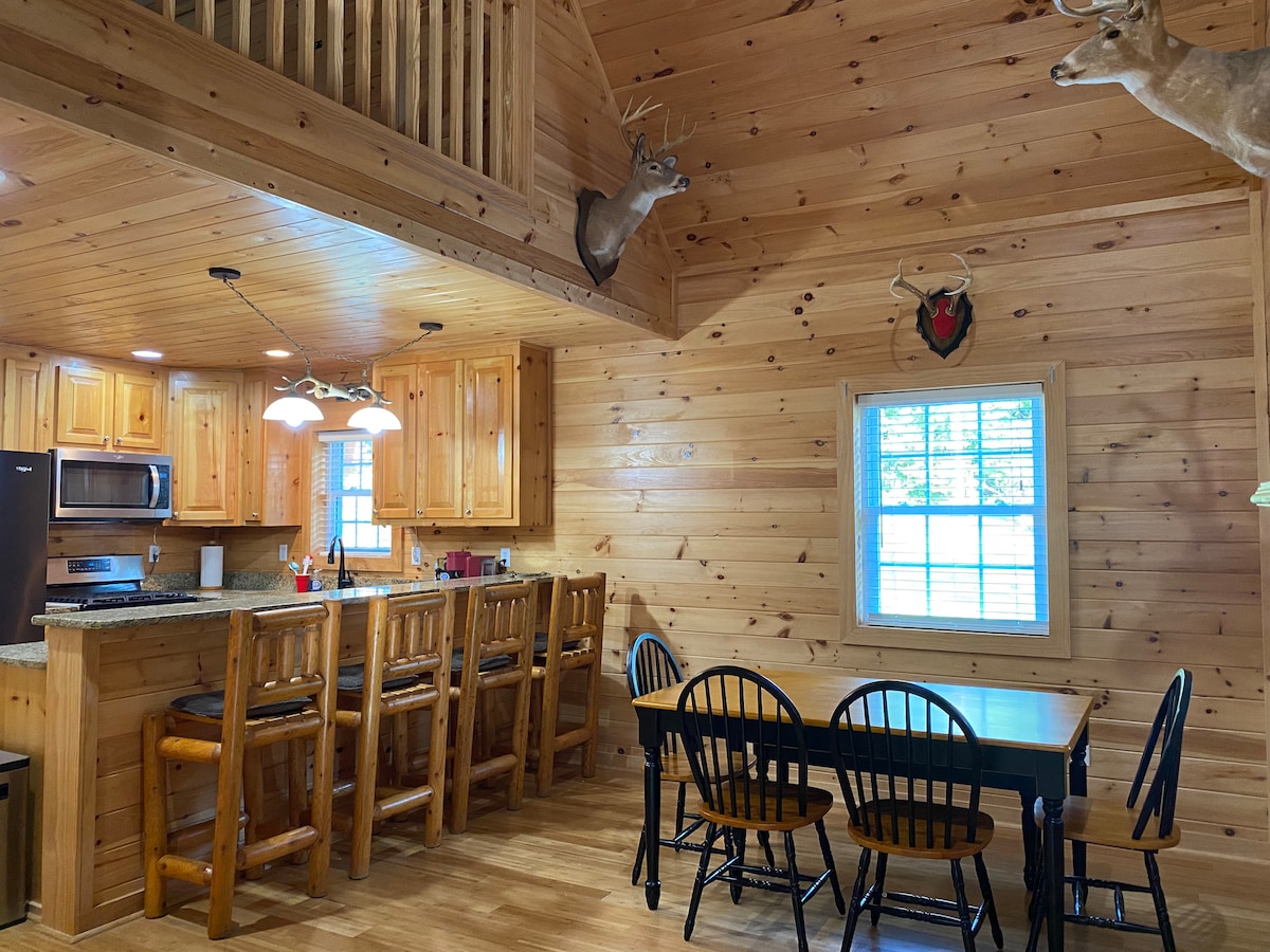 Spacious Woodland Cabin - Kerr Lake