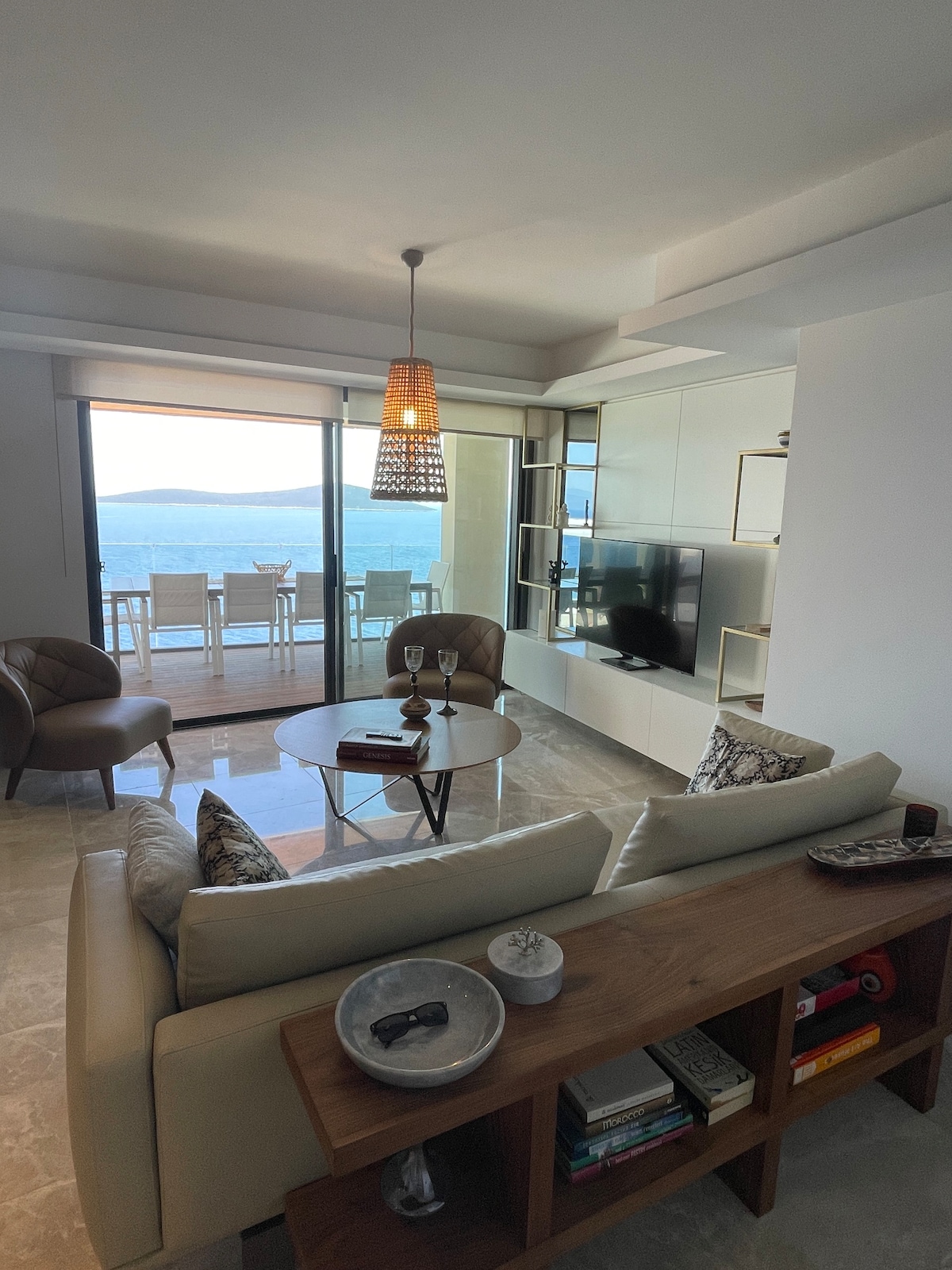 Luxury 2-bed 2-bath with private beach club access
