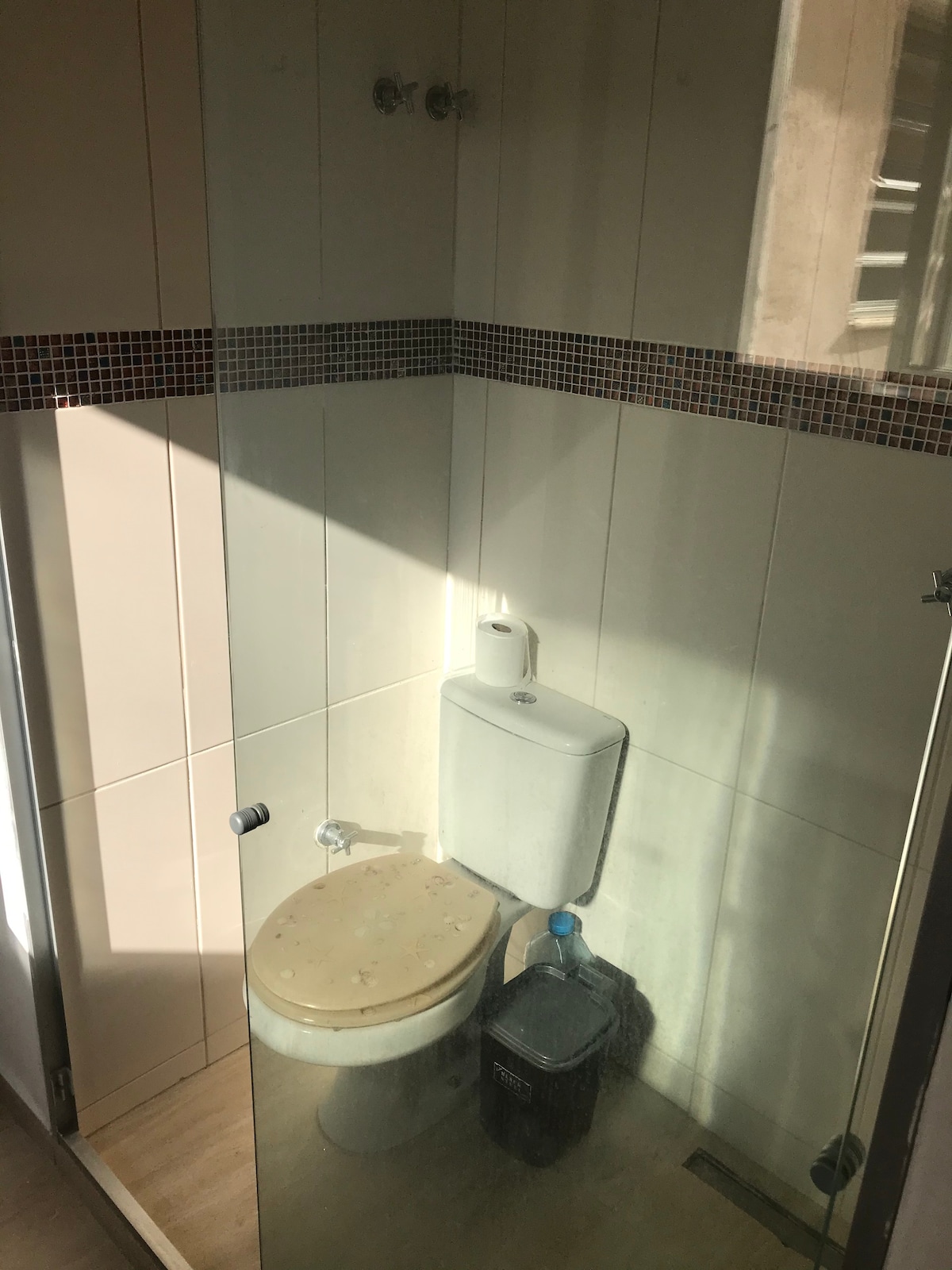 Quarto independente Copacabana banheiro privado
