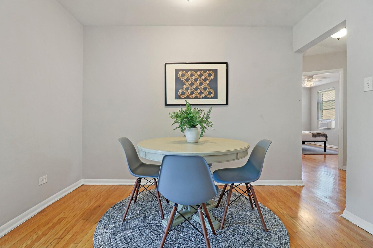 2BR Modern & Comfy Apt in Rogers Park near Dining!