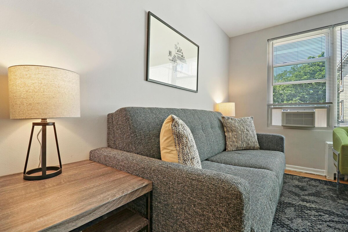 2BR Modern & Comfy Apt in Rogers Park near Dining!