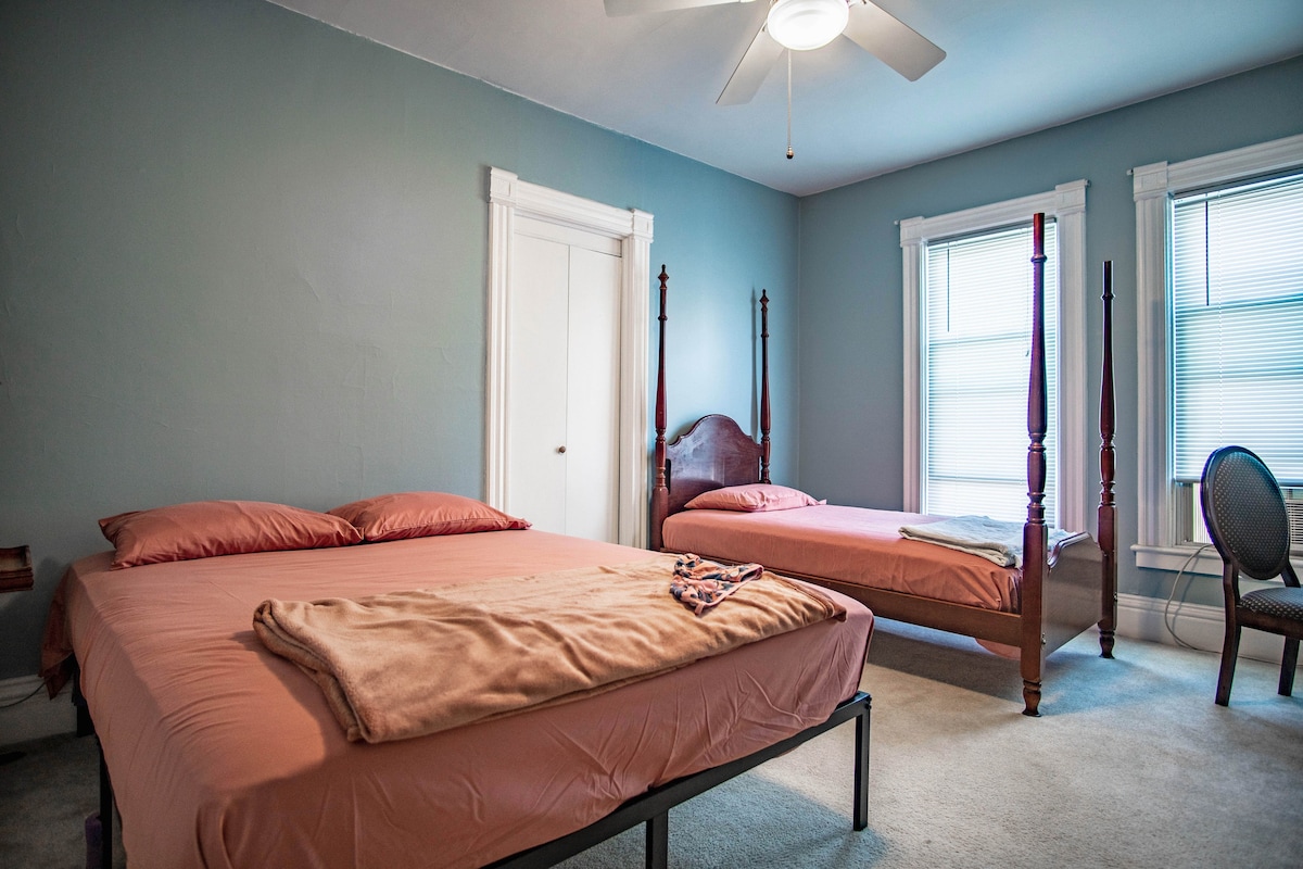 Private Room in Queen Anne Victorian home