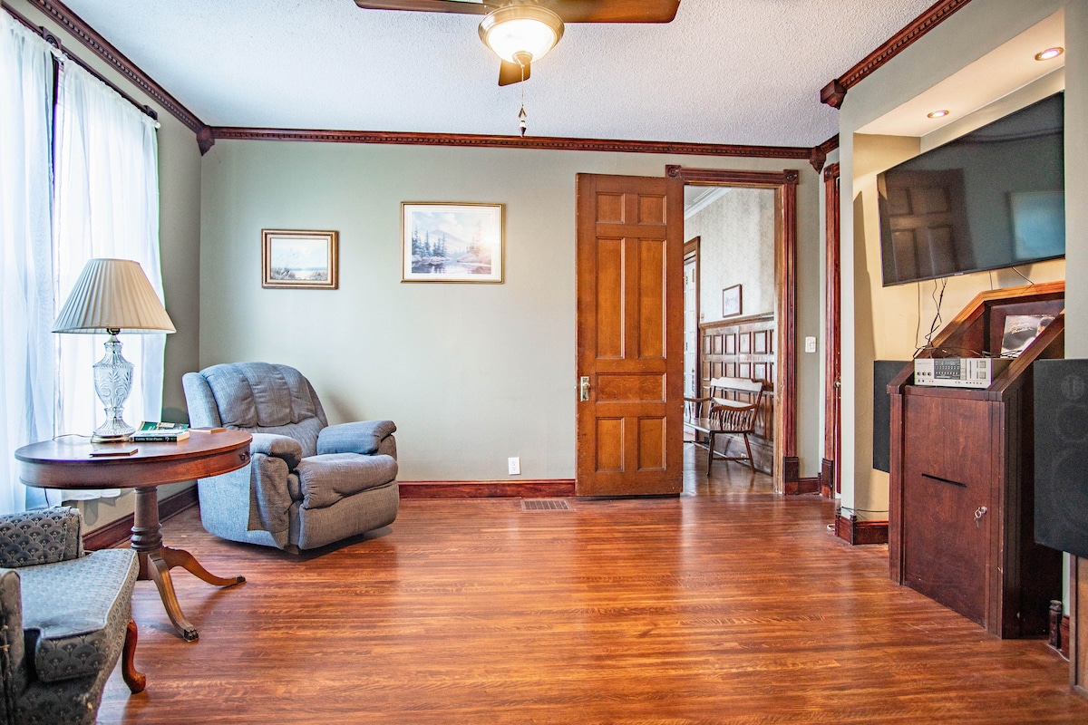 Private Room in Queen Anne Victorian home