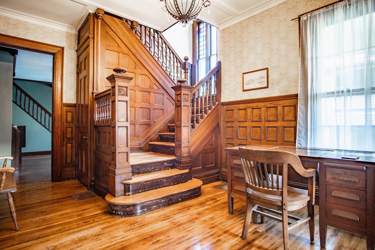 Private Room in Queen Anne Victorian home