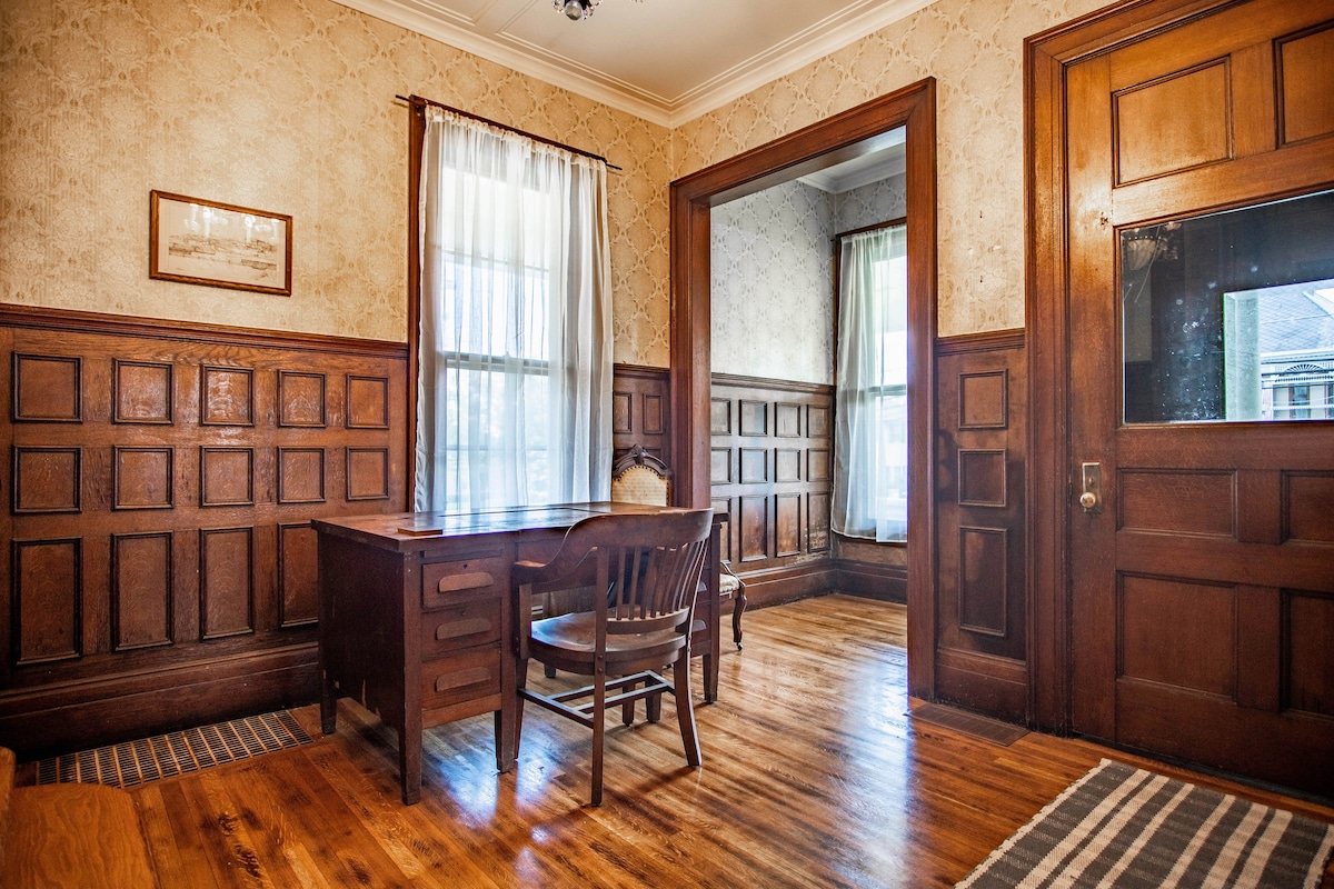 Private Room in Queen Anne Victorian home