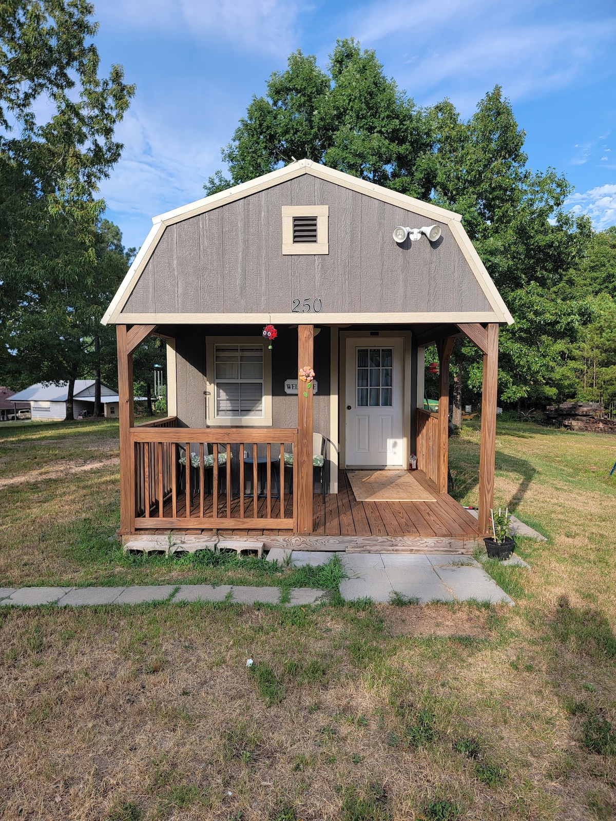 Cheerful Country Tiny Home!