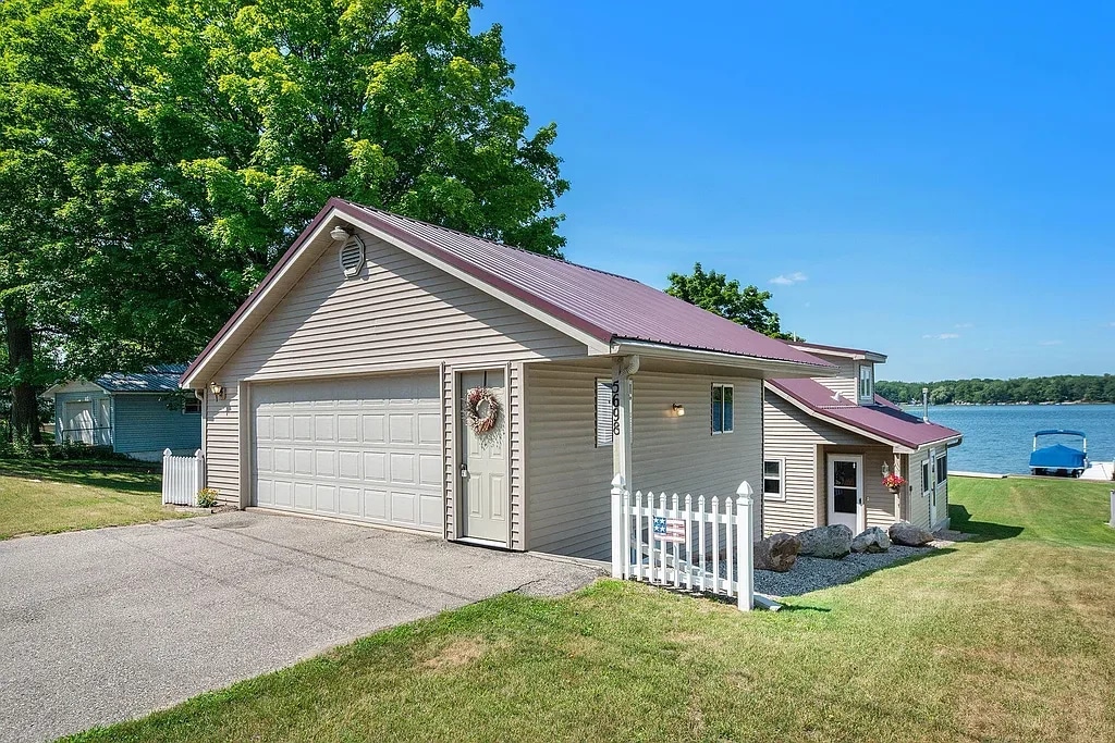 Lakefront Cottage in Lakeview