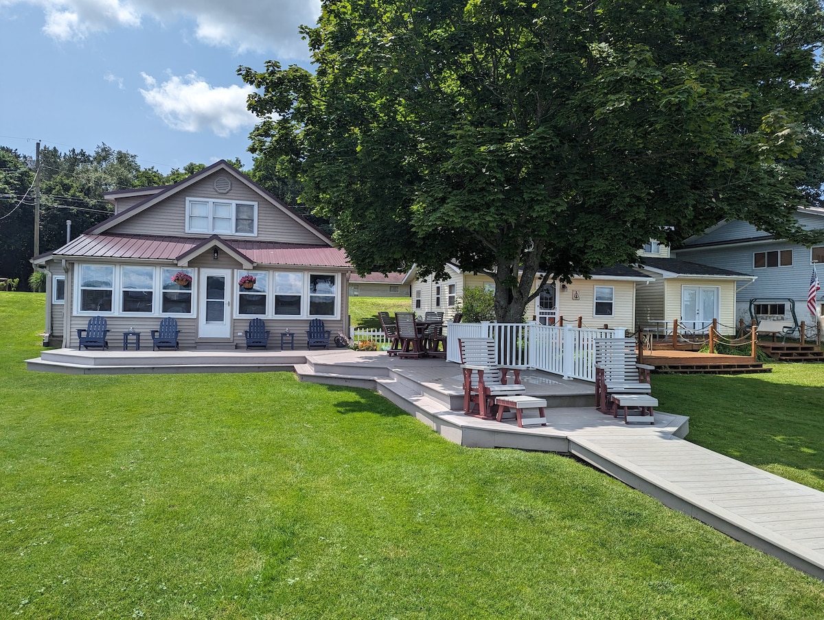 Lakefront Cottage in Lakeview