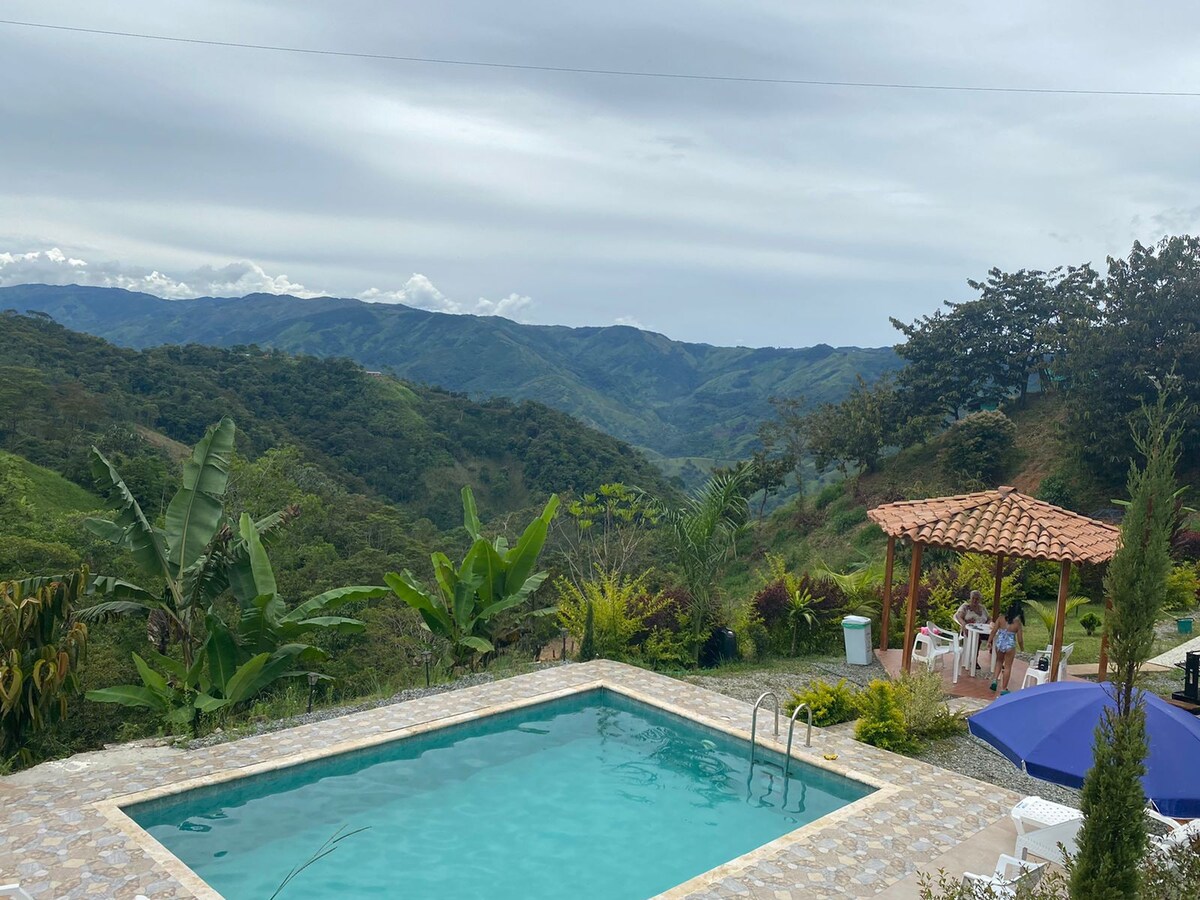 Casa de campo con piscina.