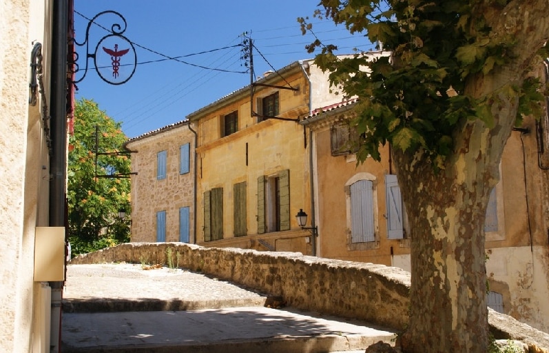 Maison de village atypique dans village provençal