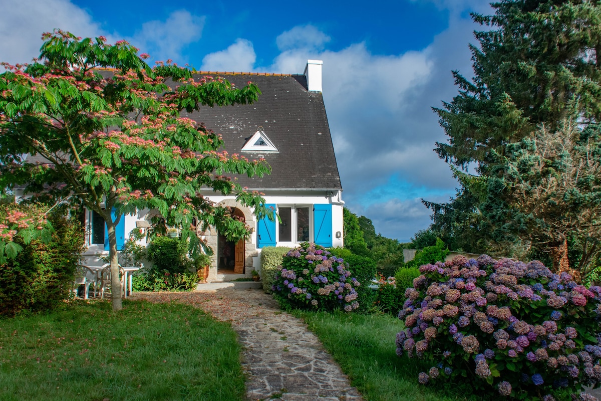 Maison en campagne, vue sur mer.