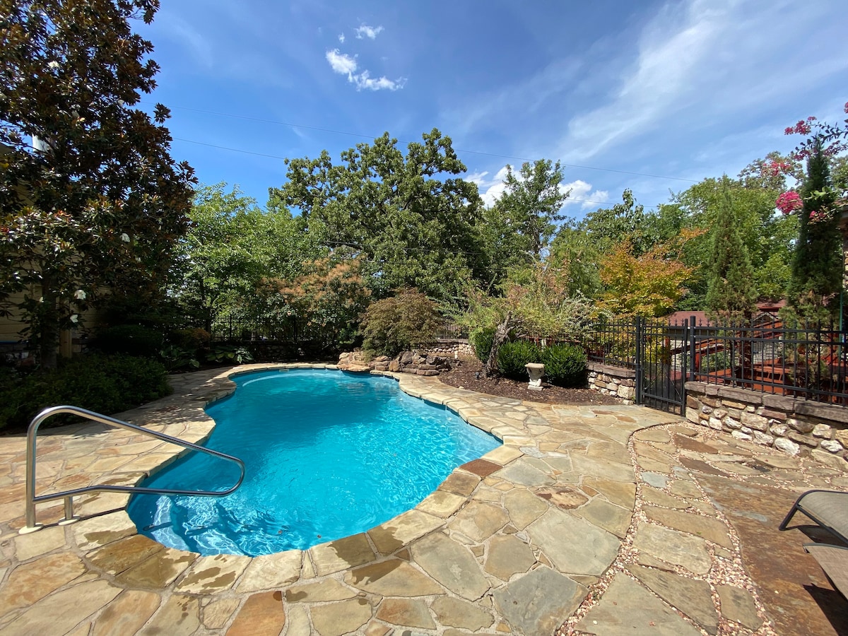Carriage House in Fort Smith with Pool!