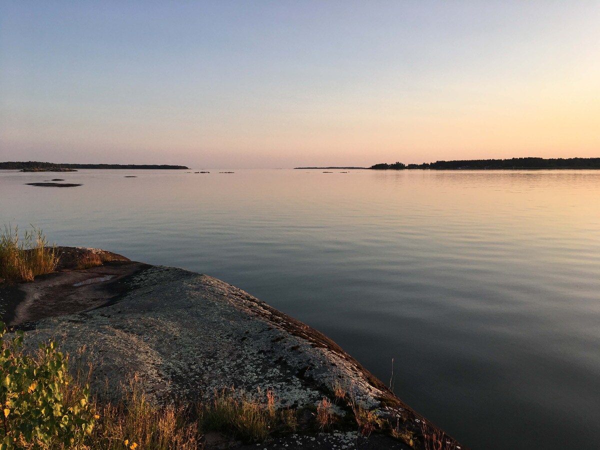 Nice waterside cabin by Lake Vänern