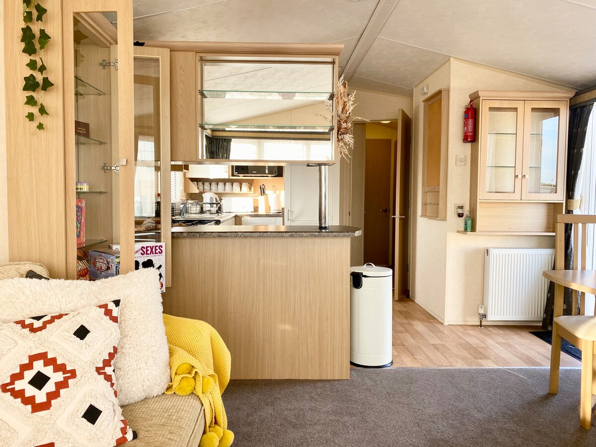 Spacious 2-bedroom Caravan by the seaside