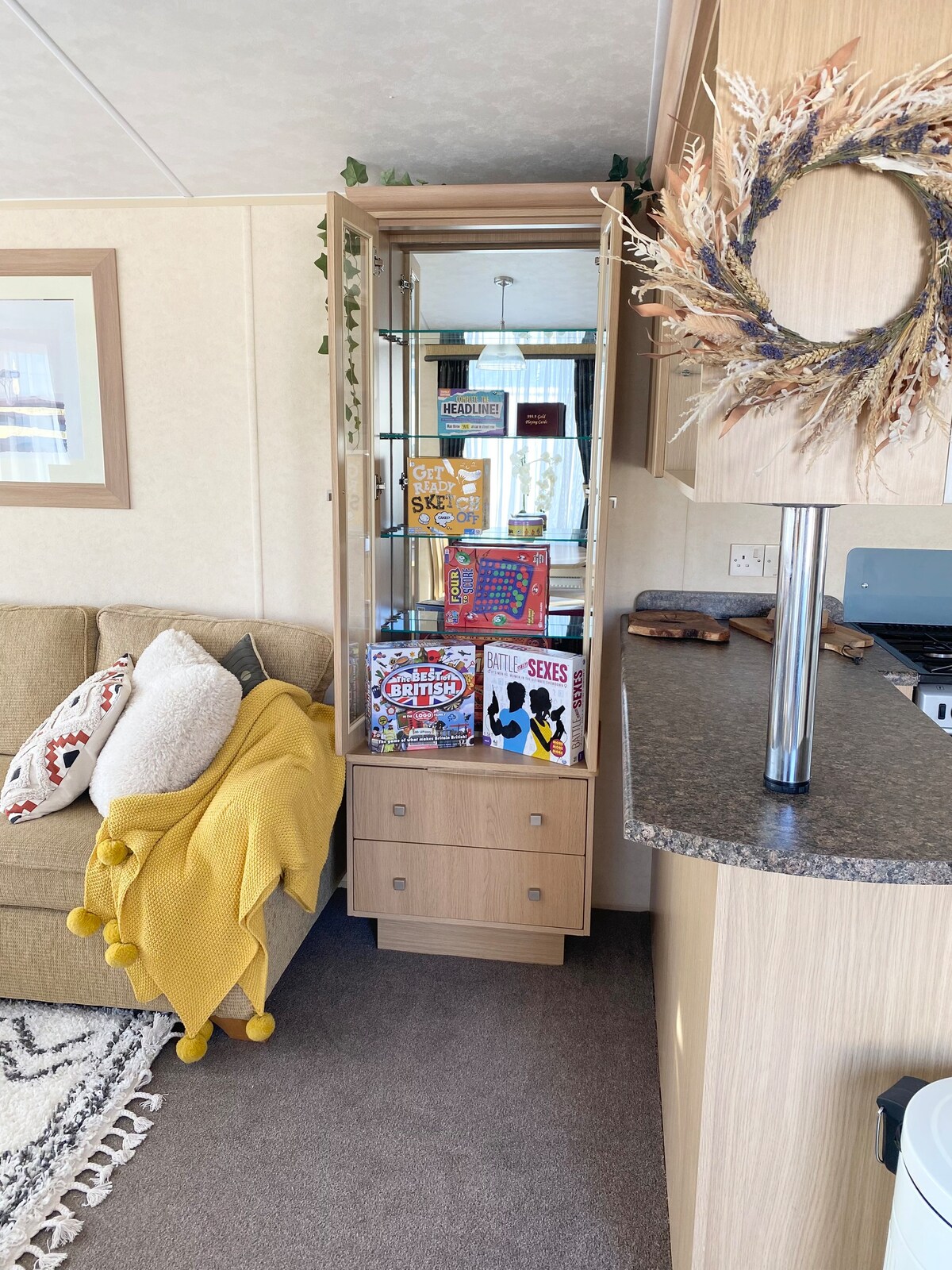 Spacious 2-bedroom Caravan by the seaside