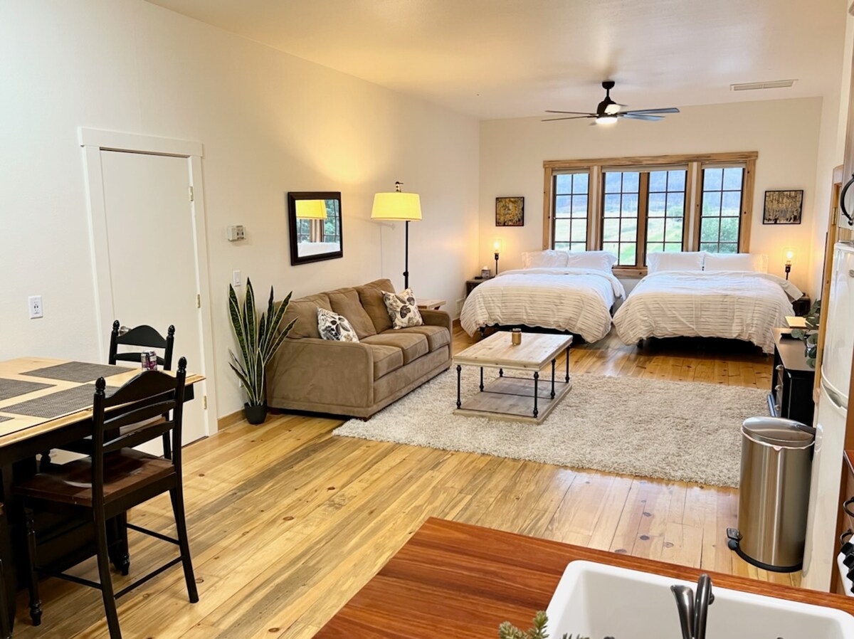 Ranch Loft, Hot Spring Access, Starlink Wi-Fi