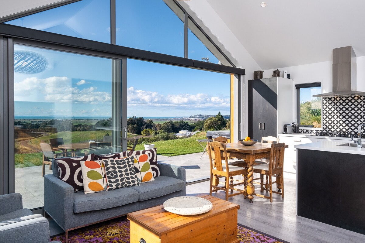 Modern 2-bedroom cottage with stunning views.