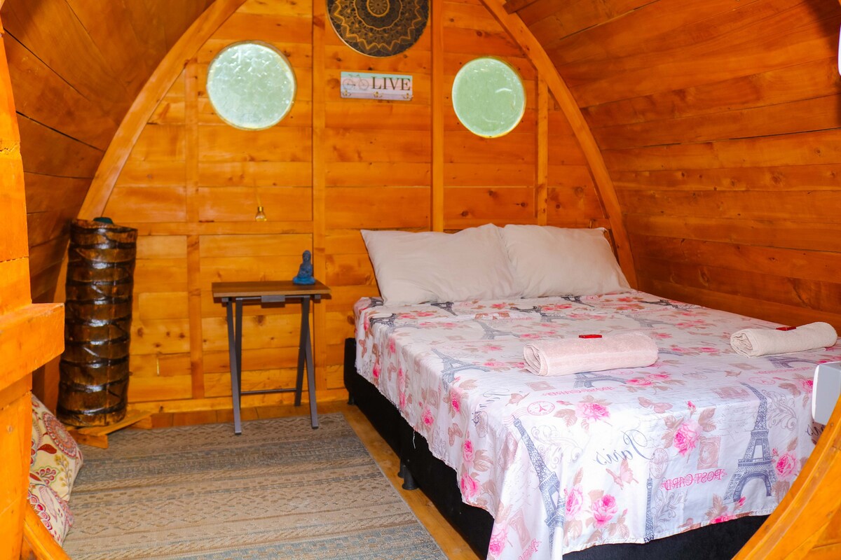 Adorable glamping estándar rodeado de naturaleza