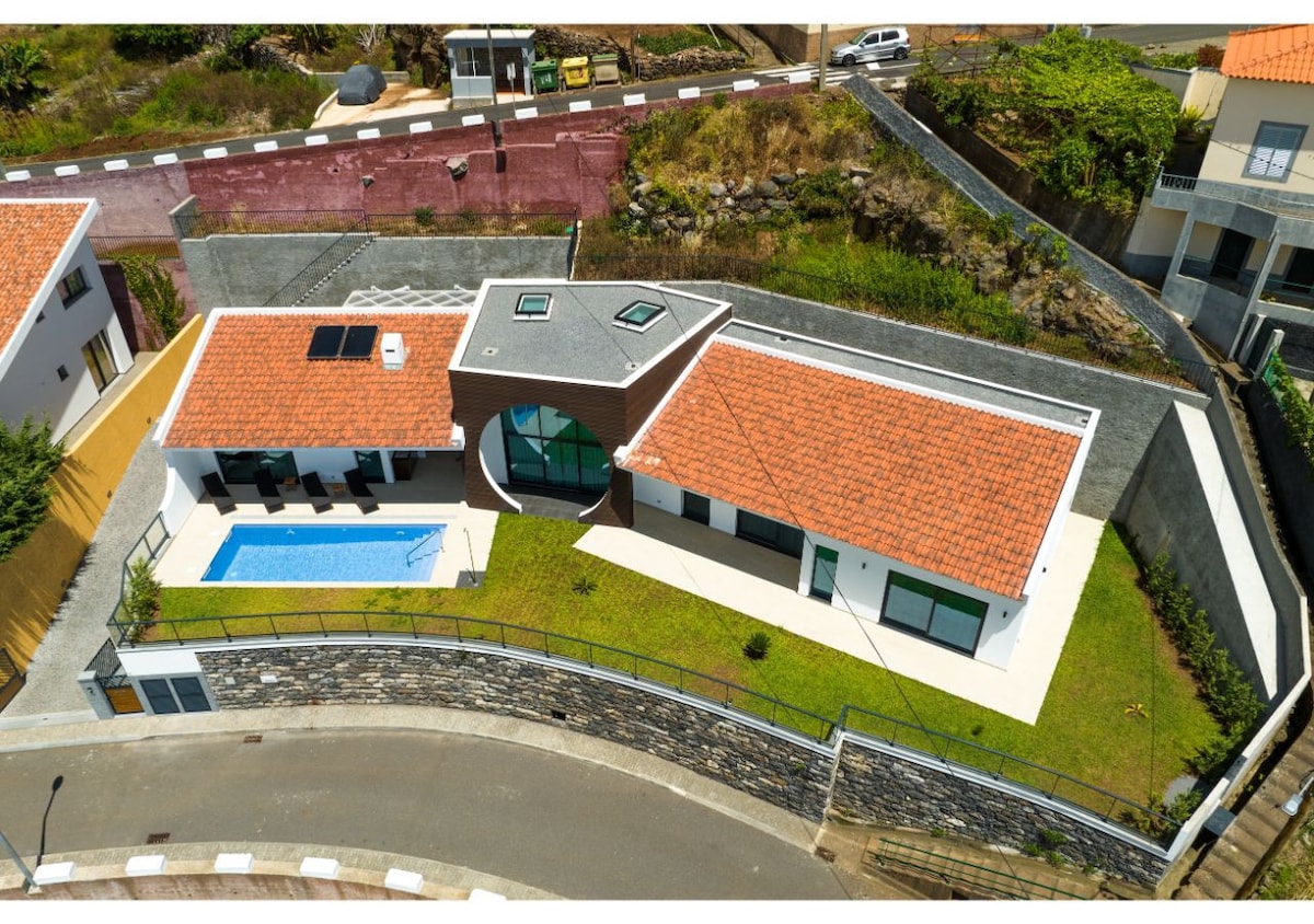 Ponta de Sol的泳池别墅