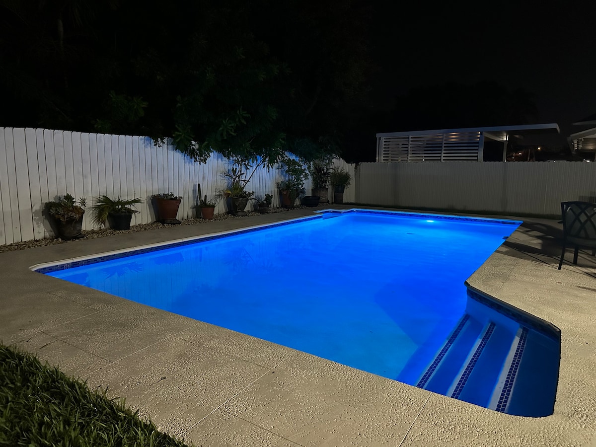 迷人而安静的房子，带游泳池，位于佛罗里达州家园