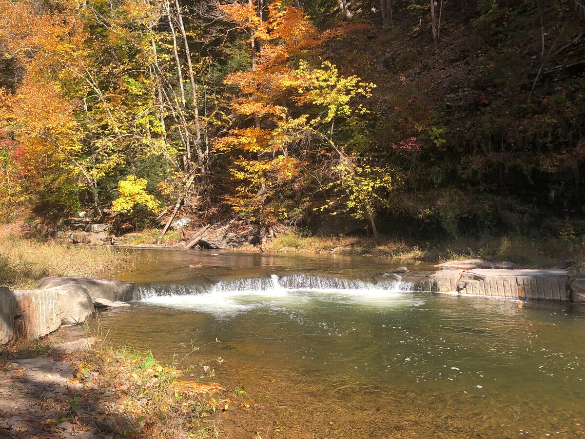 Creekside Cabin - All Seasons Getaway