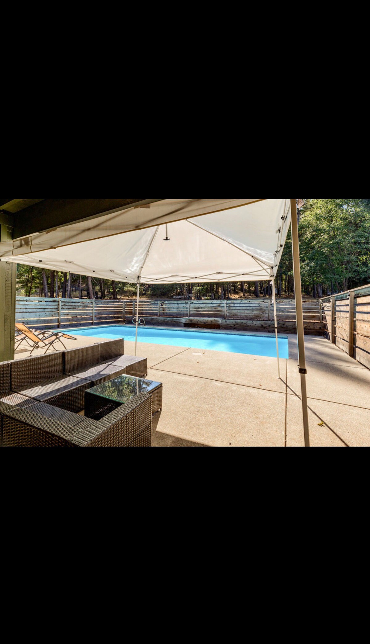 俄勒冈河畔度假屋，带热水浴缸和泳池