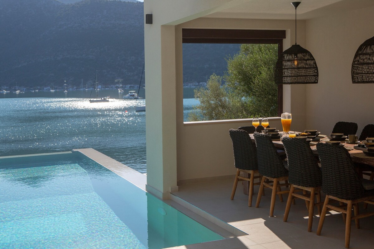 Villa Neaera - Seafront, Pontoon, Heated Pool