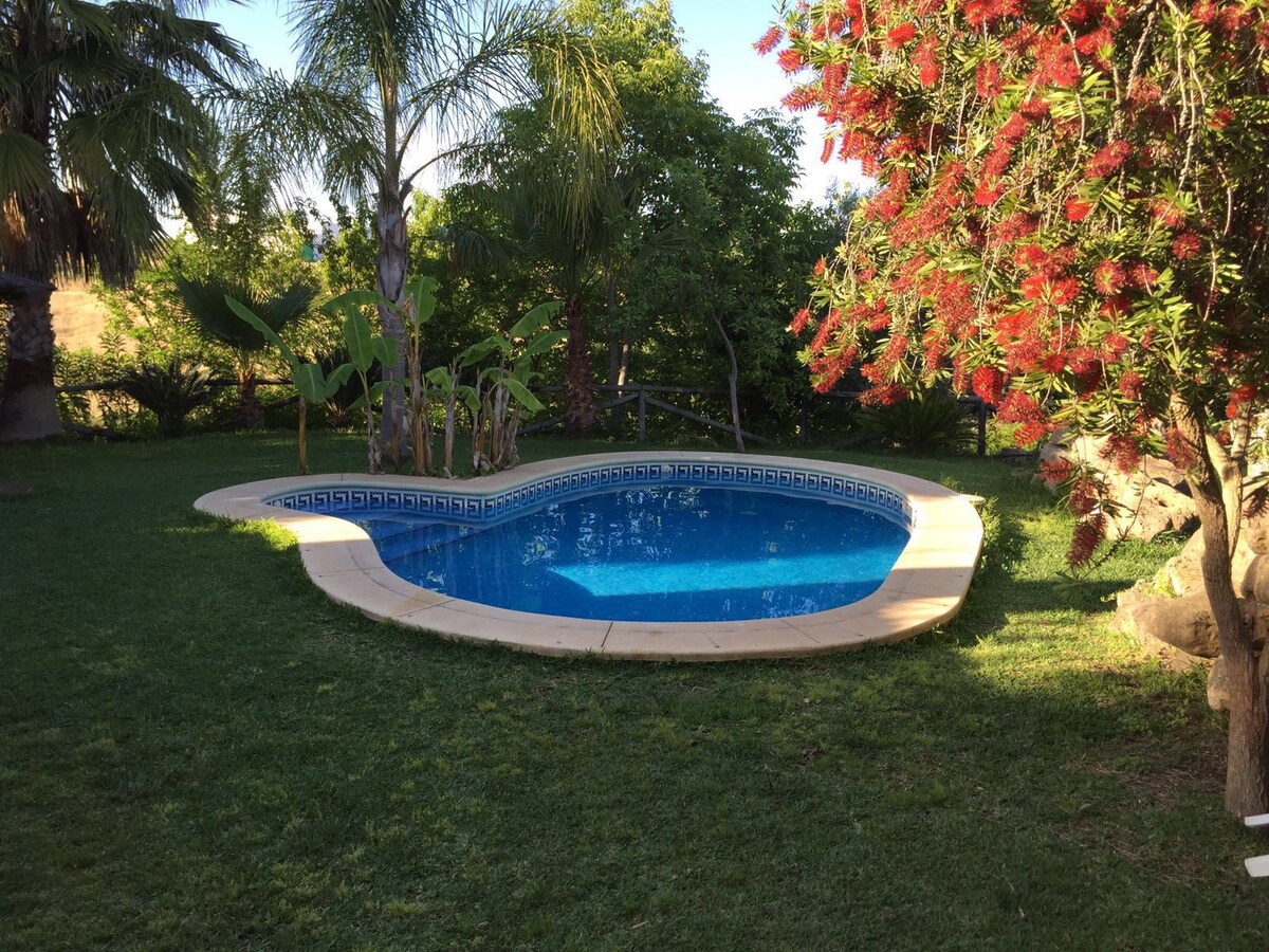 Villa con piscina y jardines (Casa de Madera)