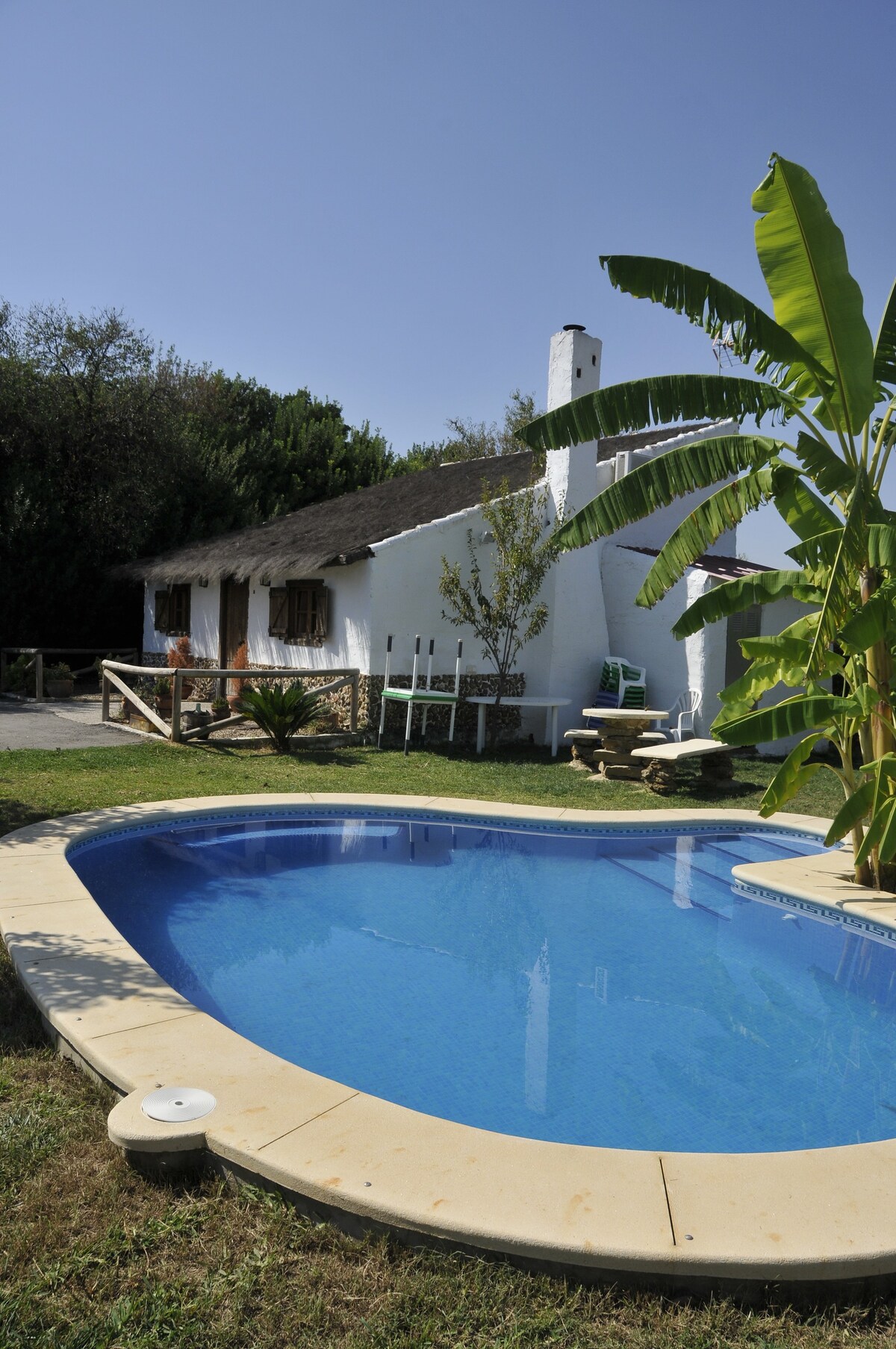 Villa con piscina y jardines (Casa de Madera)