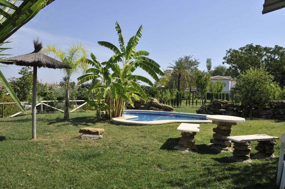 Villa con piscina y jardines (Casa de Madera)